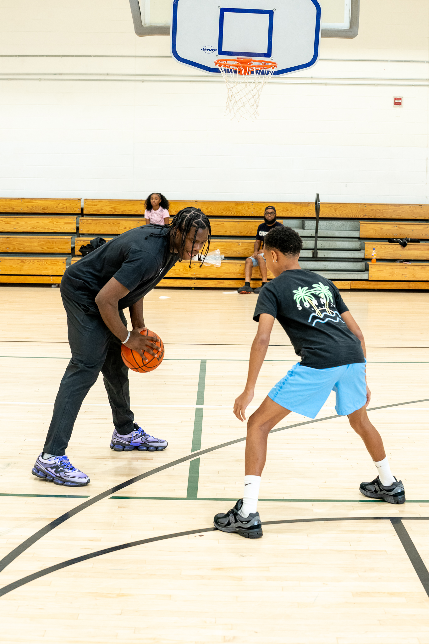 Smith plays one-on-one with a young fan on the Turkey Thicket court.