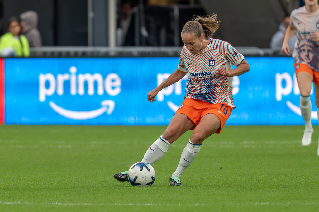 Guro Reiten (18) plays the ball for Gotham FC.