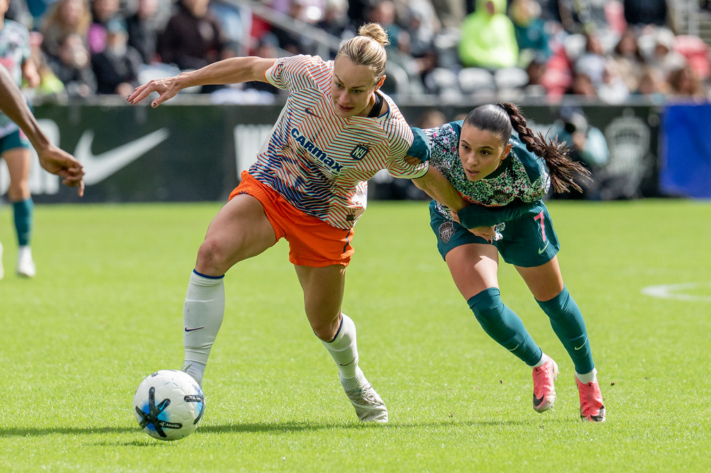 Mélissa Bethi (7) contests possession against Gotham FC.
